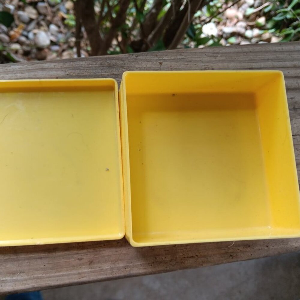 VINTAGE Steeds Hard Plastic The Jewel Box Yellow - Picture 2 of 2